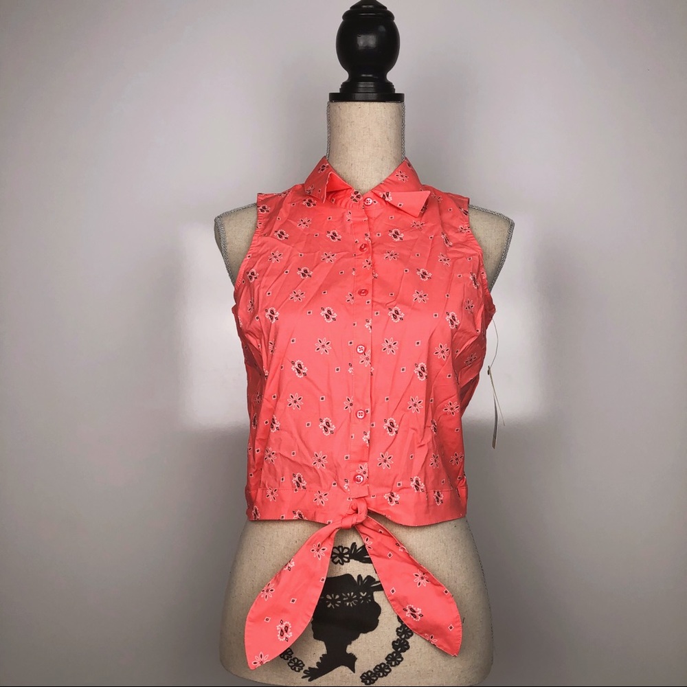 OCI CORAL PINK PAISLEY SLEEVELESS BUTTON DOWN CROP